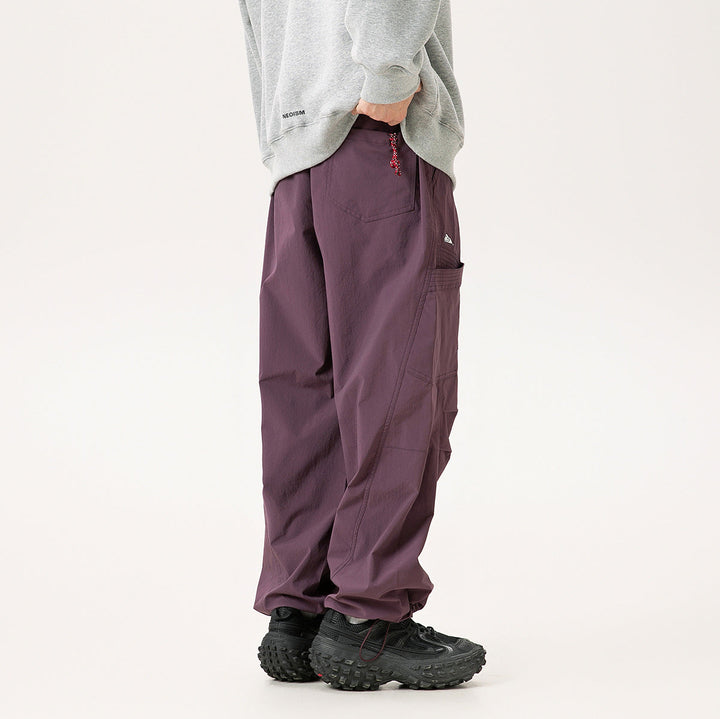 Herrenhose im Retro Loose Fit Design, eine Komforthose mit Knöchelbündchen für modernen Freizeitstil.