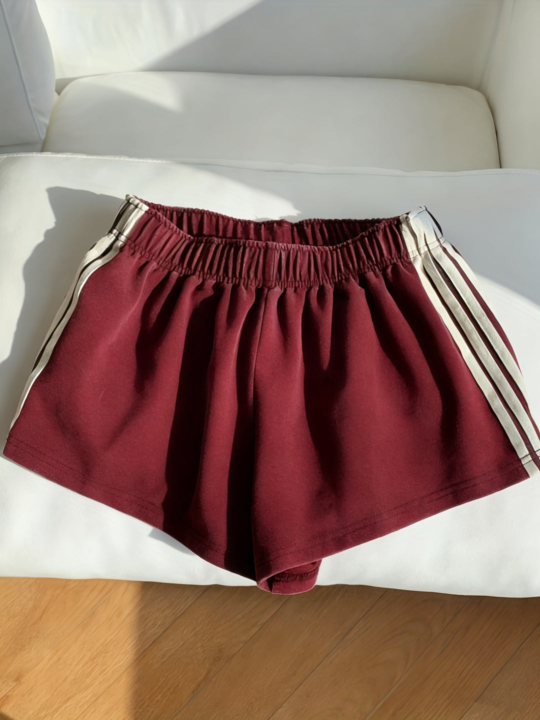 Fitness Shorts Damen, gestreift. Mit elastischem Bund. Perfekt für Yoga, Sport & Athleisure.