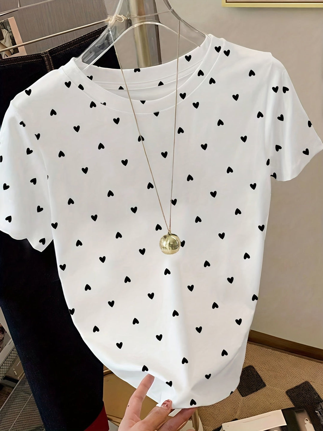 Modisches Damen Kurzarm T-Shirt mit eleganten Polka Dots und Rundhalsausschnitt.
