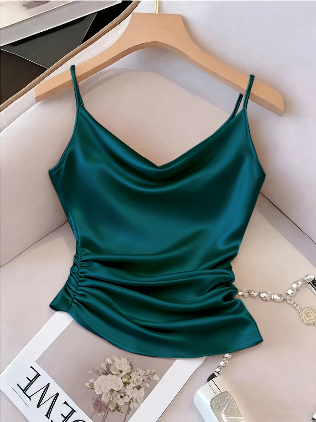 Elegantes Damen Camisole mit Wasserfallausschnitt & Spaghettiträgern. Perfekt für Party & Abendmode.