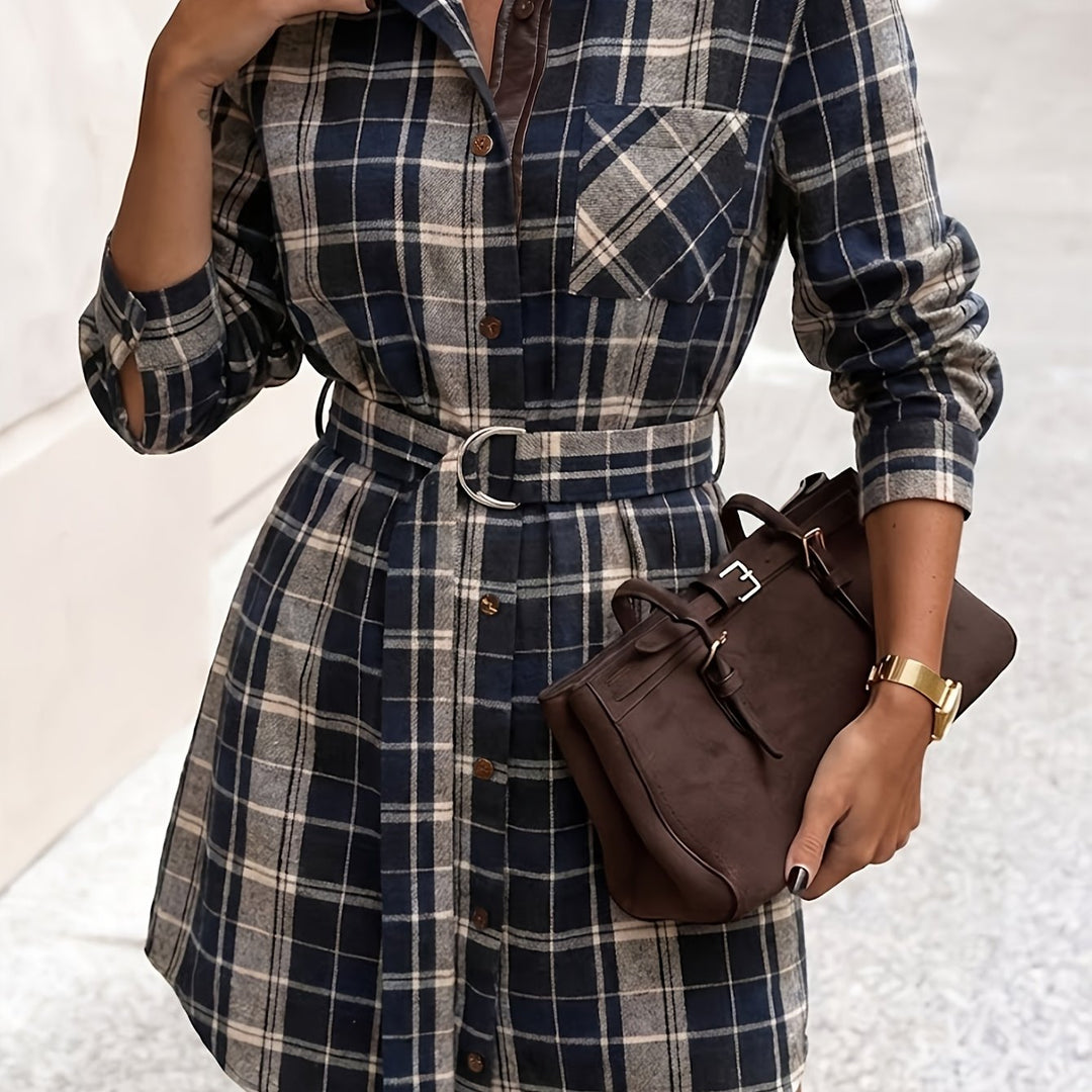 Modisches kariertes Damen Langarmkleid im Hemdblusenstil mit Gürtel zur Betonung der Figur. Herbstmode-Highlight.