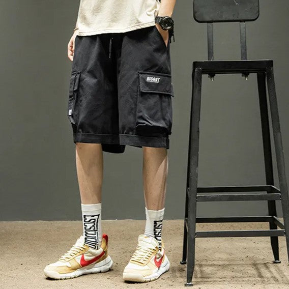 Herren Sommer-Cargo-Shorts in Schwarz, lockerer Schnitt, viele praktische Taschen für Freizeit und Outdoor.