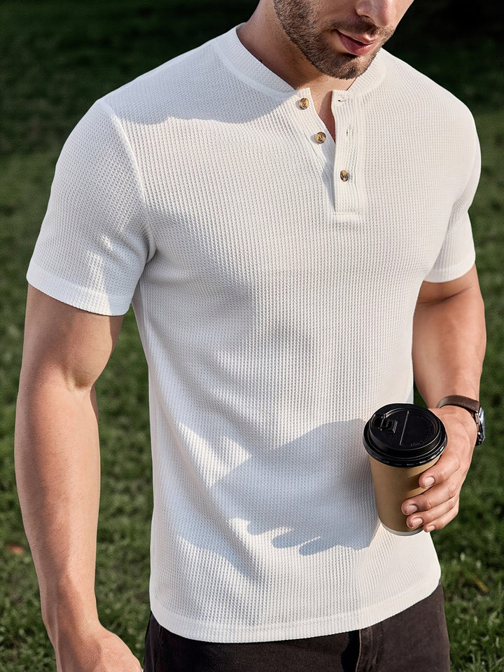 Atmungsaktives Herren-Henley mit Strick-Textur, kurzärmlig, optimal für komfortable Freizeit-Outfits.
