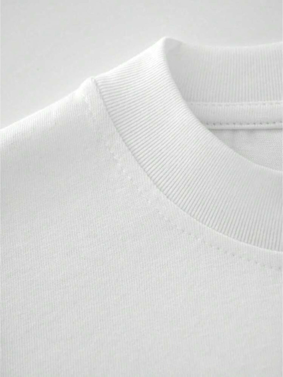 Nahaufnahme des Stoffes vom schwarzen Herren T-Shirt. Hochwertiges Material für bequeme Streetwear & Sommermode.