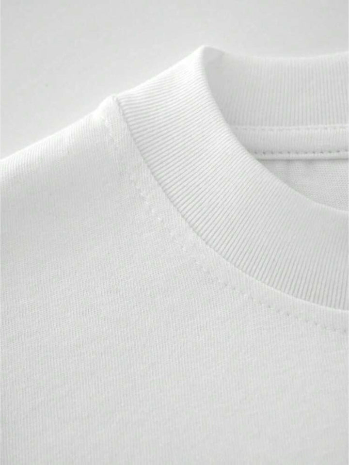 Nahaufnahme des Stoffes vom schwarzen Herren T-Shirt. Hochwertiges Material für bequeme Streetwear & Sommermode.