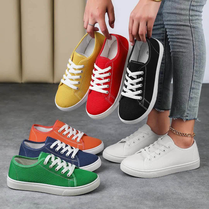 Detailansicht der Schnürsenkel an stilvollen Damen Low-Top Freizeit-Sneakern, bequeme Alltagsschuhe.