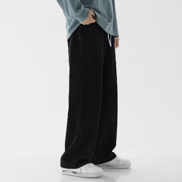 Nahaufnahme der unifarbenen Herren Weitbeinhose, zeigt die weiche Textur und hochwertige Verarbeitung der Freizeithose.