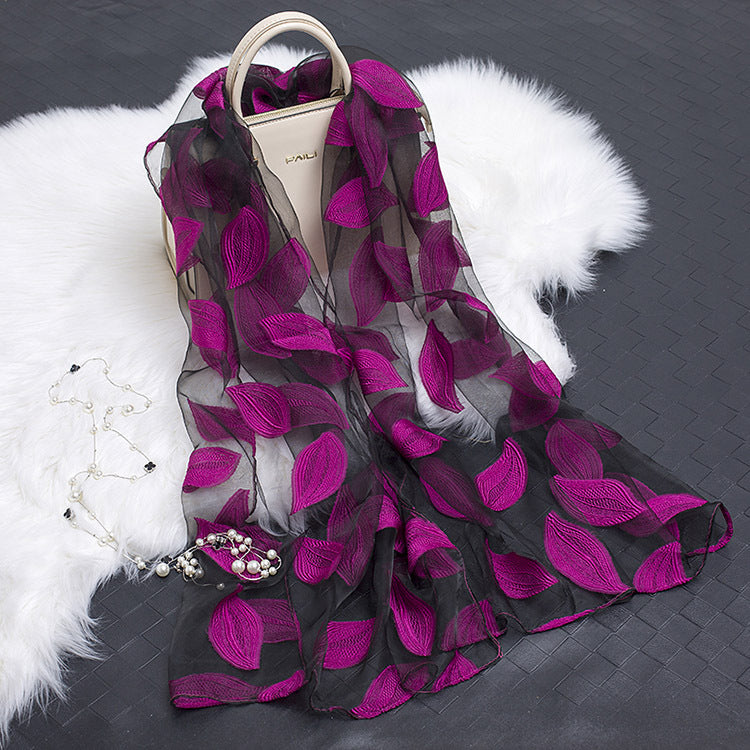 Eleganter Damen Seidenschal mit Blumenmuster & raffiniertem Cut-out-Design. Ein chicer Sommer-Look.