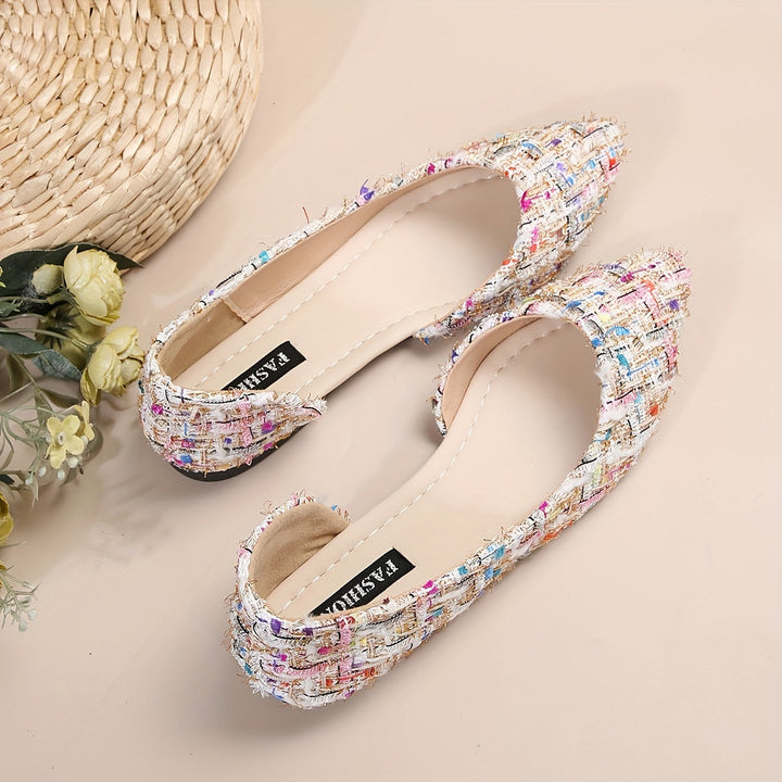 Vorderansicht eleganter Damenschuhe: Ballerinas mit spitzer Kappe. Perfekte Flats für Büro & Freizeit.