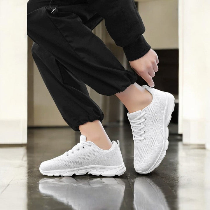 Leichte Herren-Sportschuhe mit atmungsaktivem Mesh-Obermaterial, ideal für Freizeit & Alltag.