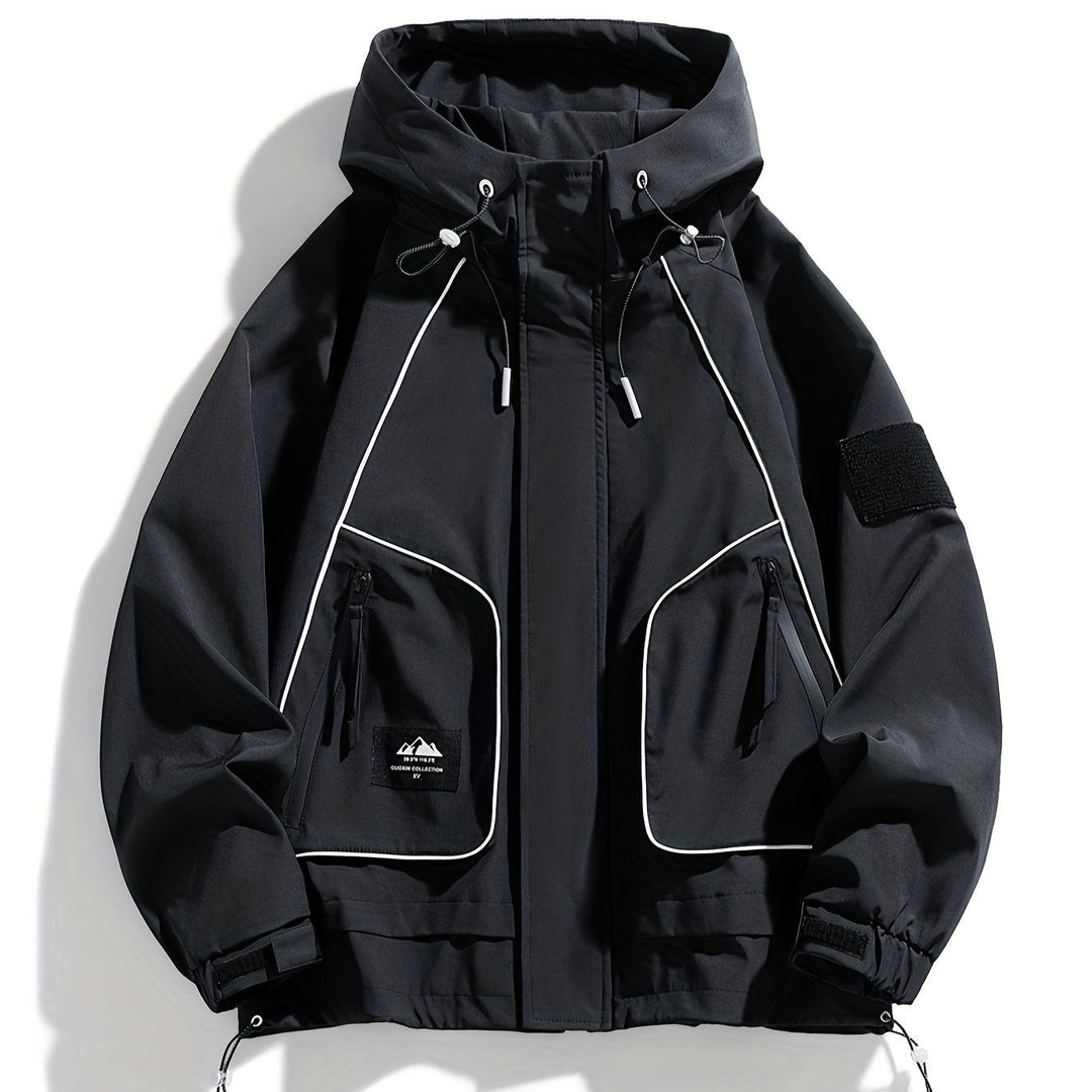 Nahaufnahme der Seitentasche an der schwarzen Unisex Kapuzenjacke. Praktische Sport- & Freizeitjacke mit Reißverschluss.