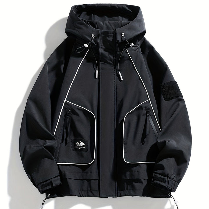 Nahaufnahme der Seitentasche an der schwarzen Unisex Kapuzenjacke. Praktische Sport- & Freizeitjacke mit Reißverschluss.