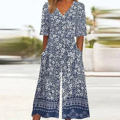Moderner Damen Jumpsuit mit tiefem V-Ausschnitt und weitem Bein. Ein stylisches Komplett-Outfit für jede Frau.