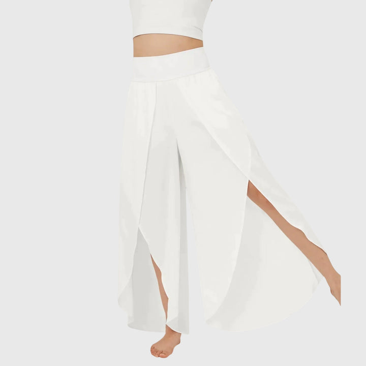 Sommerliche Damenhose mit weitem Bein und weichem Stoff, lockere Passform garantiert höchsten Tragekomfort.