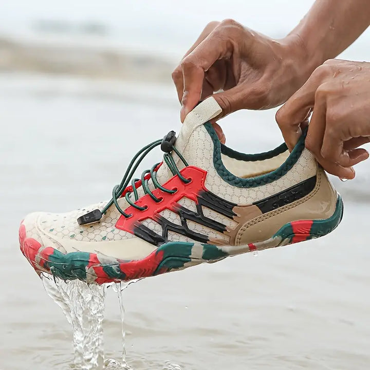 Bunte Damen-Barfuß-Wasserschuhe im flachen Wasser. Ideal für Aqua-Fitness & Wassersport.
