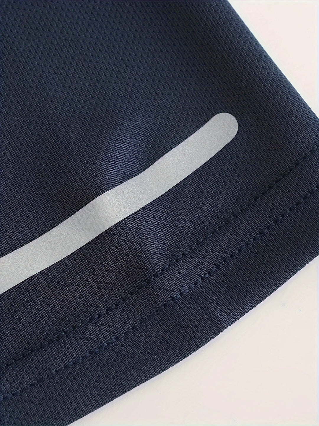 Modernes Trainingsshirt für Männer mit feuchtigkeitsableitenden Eigenschaften. Maximaler Tragekomfort.