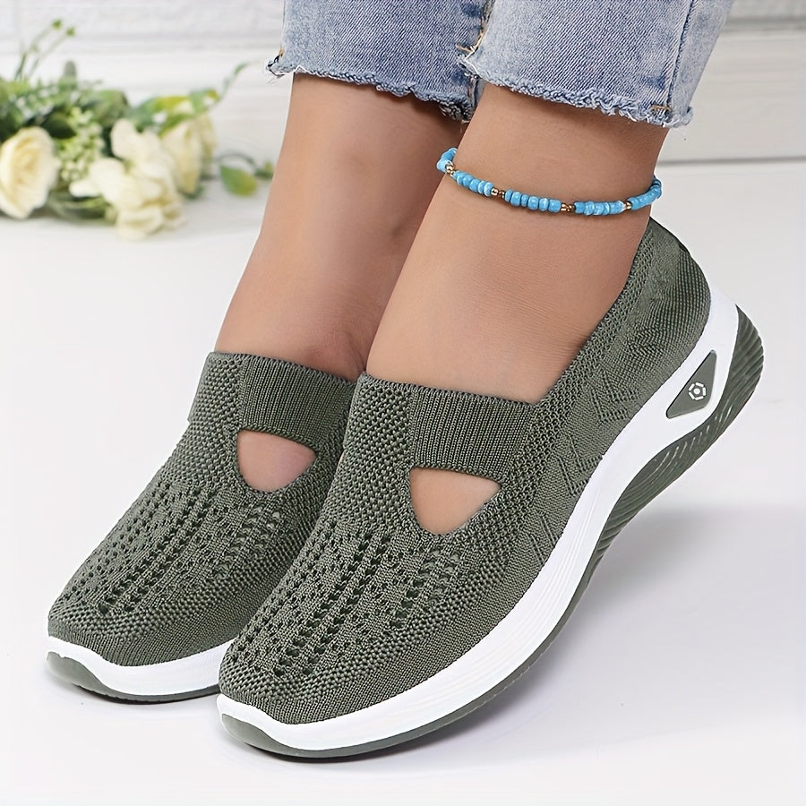 Nahaufnahme des Einstiegs der Slip-on Komfortschuhe. Einfaches An- & Ausziehen für Damen.