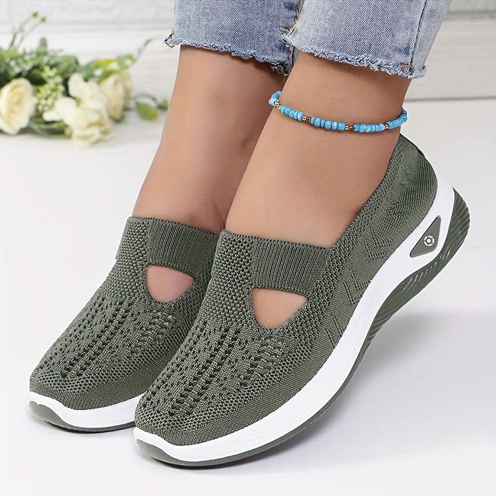 Nahaufnahme des Einstiegs der Slip-on Komfortschuhe. Einfaches An- & Ausziehen für Damen.