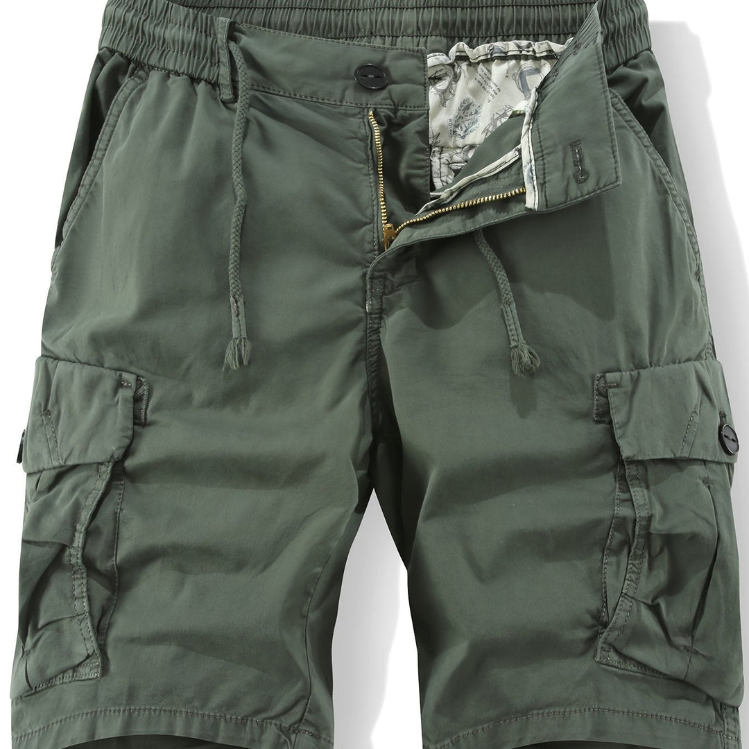 Nahaufnahme der praktischen Cargotaschen an den Herrenshorts, robust & geräumig für Essentials.