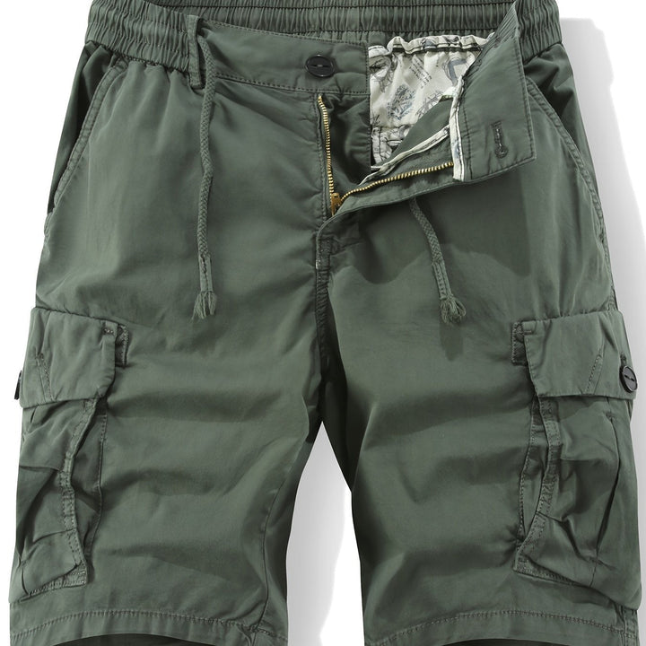 Nahaufnahme der praktischen Cargotaschen an den Herrenshorts, robust & geräumig für Essentials.
