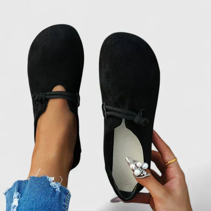 Stilvolle Damen Orthopädische Slipper in Grau. Flache Komfortschuhe für gesunde Füße den ganzen Tag.