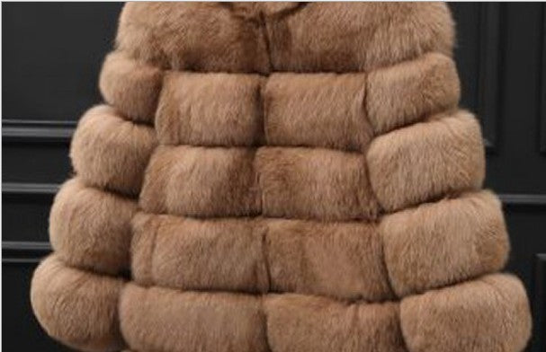 Kurze, warme Damenjacke mit Kappenkragen. Elegante Winterjacke als stilvolle Oberbekleidung für modebewusste Frauen.