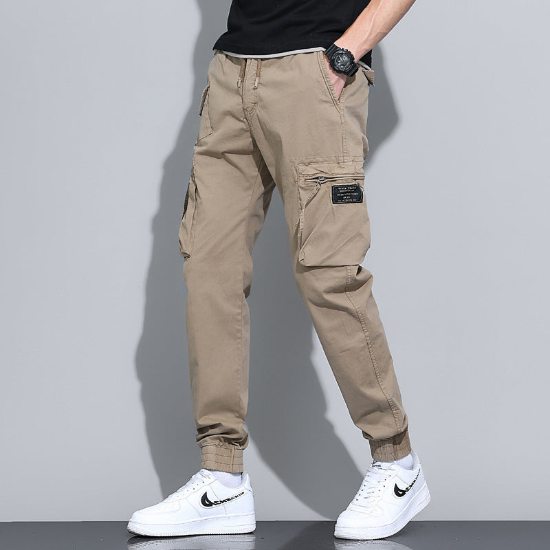 Moderne Herren-Latzhose mit weitem Bein und Kordelzug. Praktische Cargo Hose mit Multi-Taschen für Freizeit.