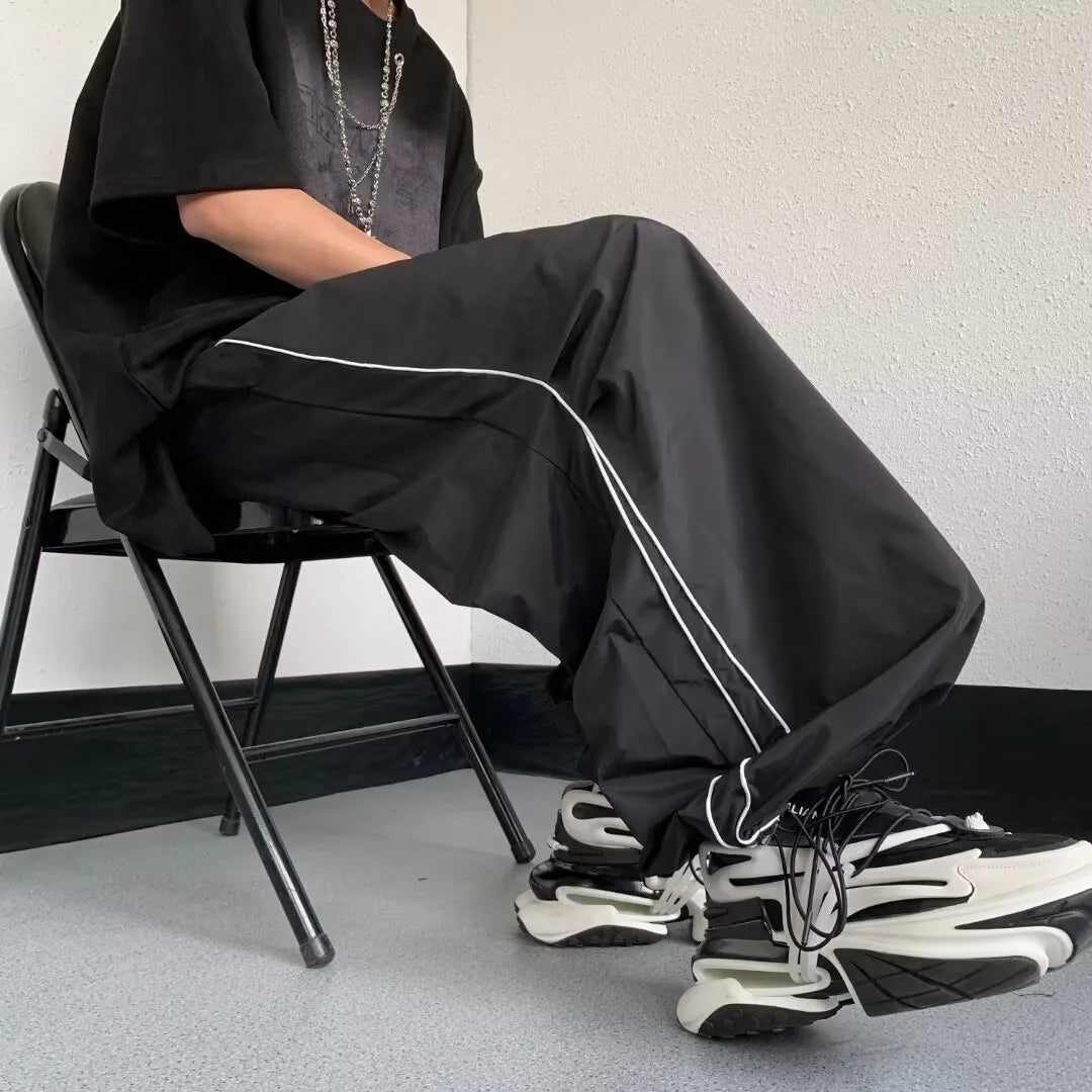 Trendige schwarze Streetwear Herrenhose mit weitem Bein und lockerem Schnitt für sportliche Freizeitlooks.