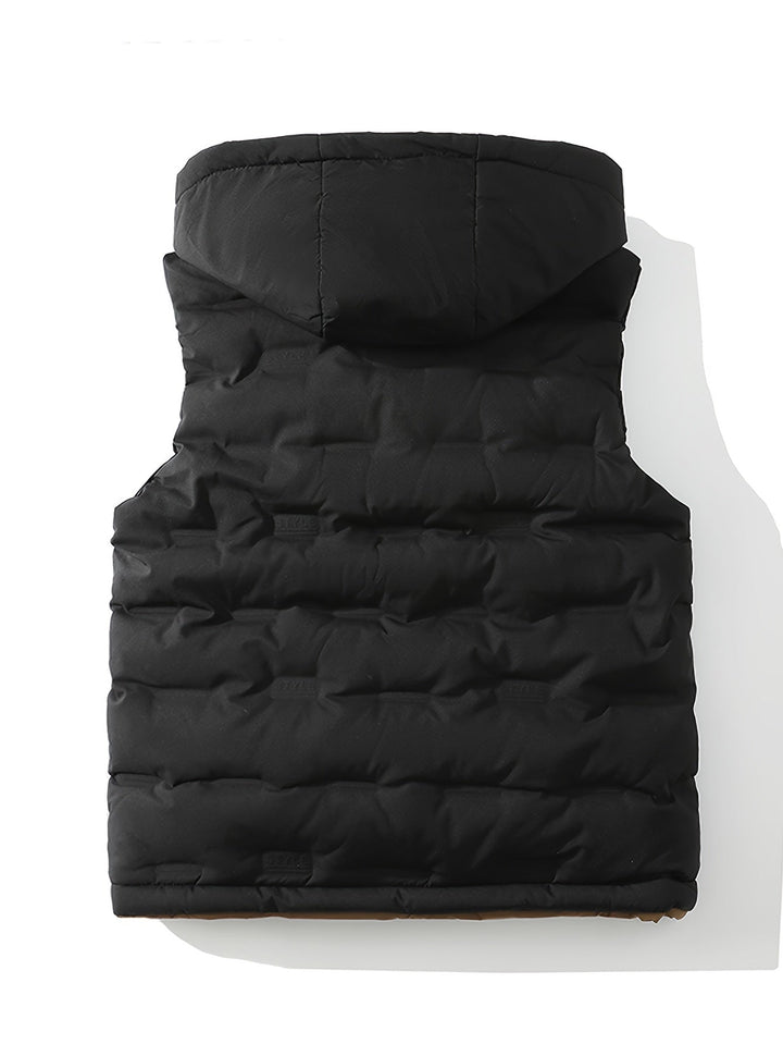 Frontansicht der Herren Steppweste mit Kapuze, klassisches Design, ideal über Pullover.