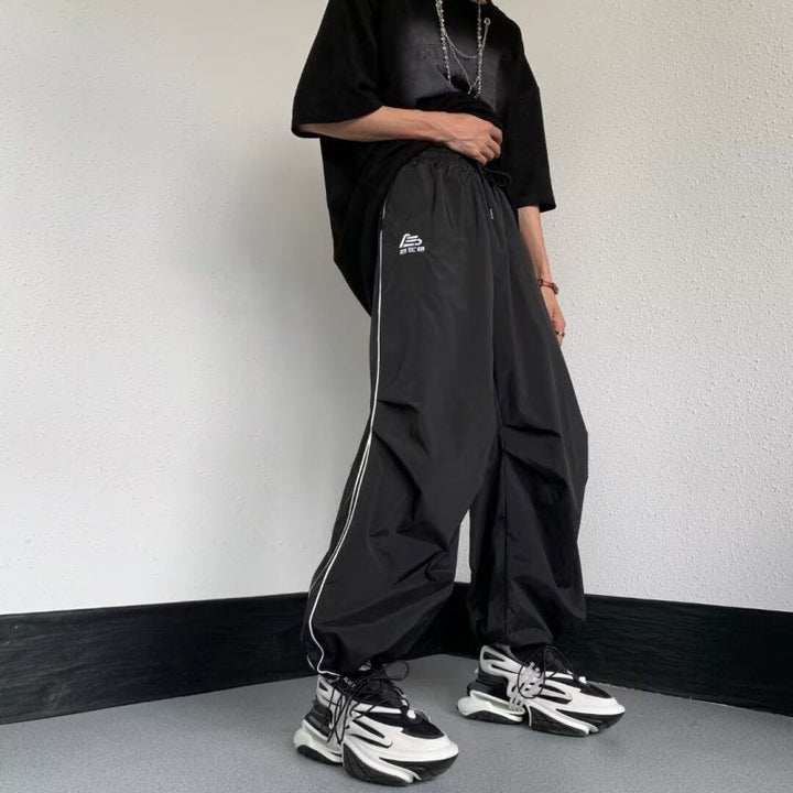 Schwarze Herren Sporthose mit geradem, weitem Bein für lässigen Komfort; ideal für Streetwear und Freizeit.