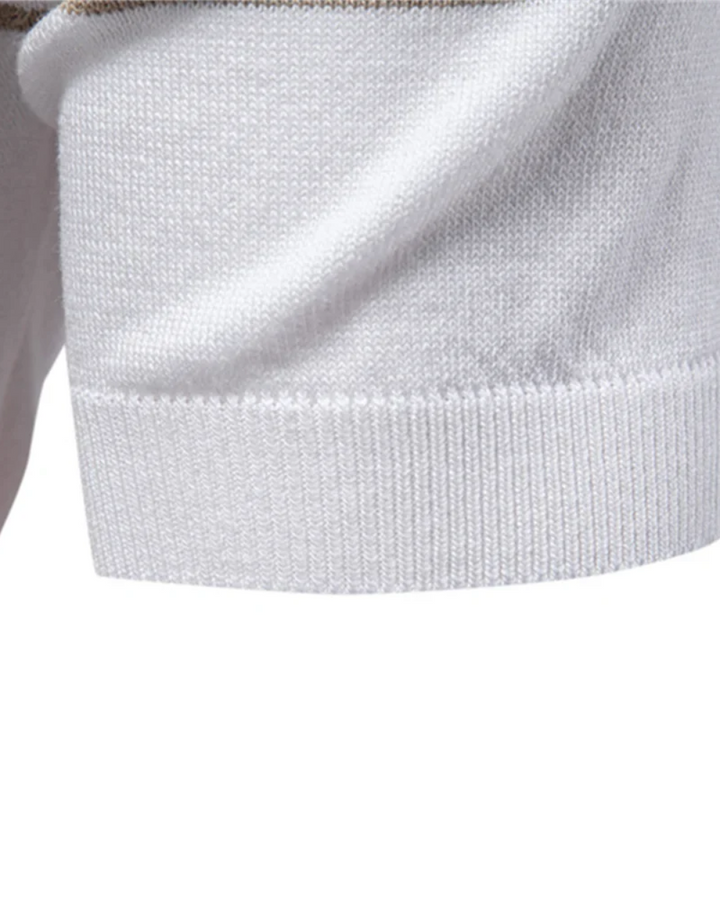 Stylisches gestreiftes Herren Poloshirt, bequemes Oberteil für den modernen Mann im Alltag.