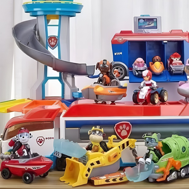 Gesamtansicht des Kinder Abenteuer Spielsets mit Turm, Rampen und den 9 enthaltenen Spielfahrzeugen.