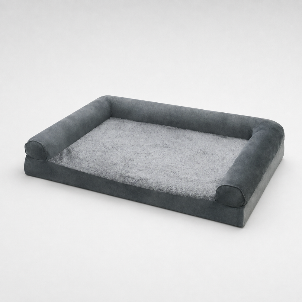 Waschbares, plüschiges Hundebett in Grau, als Sofa-Liegeplatz für Komfort und Hygiene bei Haustieren.