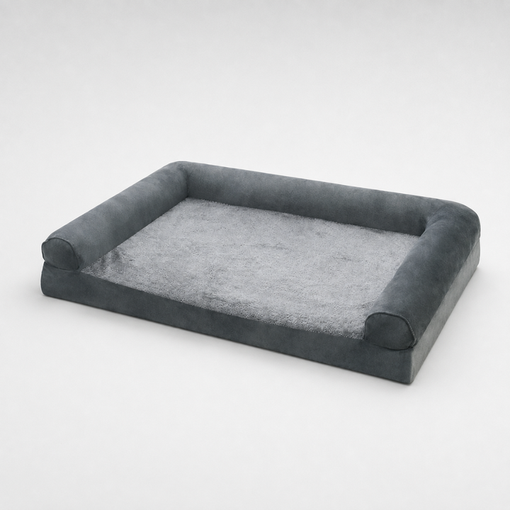 Waschbares, plüschiges Hundebett in Grau, als Sofa-Liegeplatz für Komfort und Hygiene bei Haustieren.