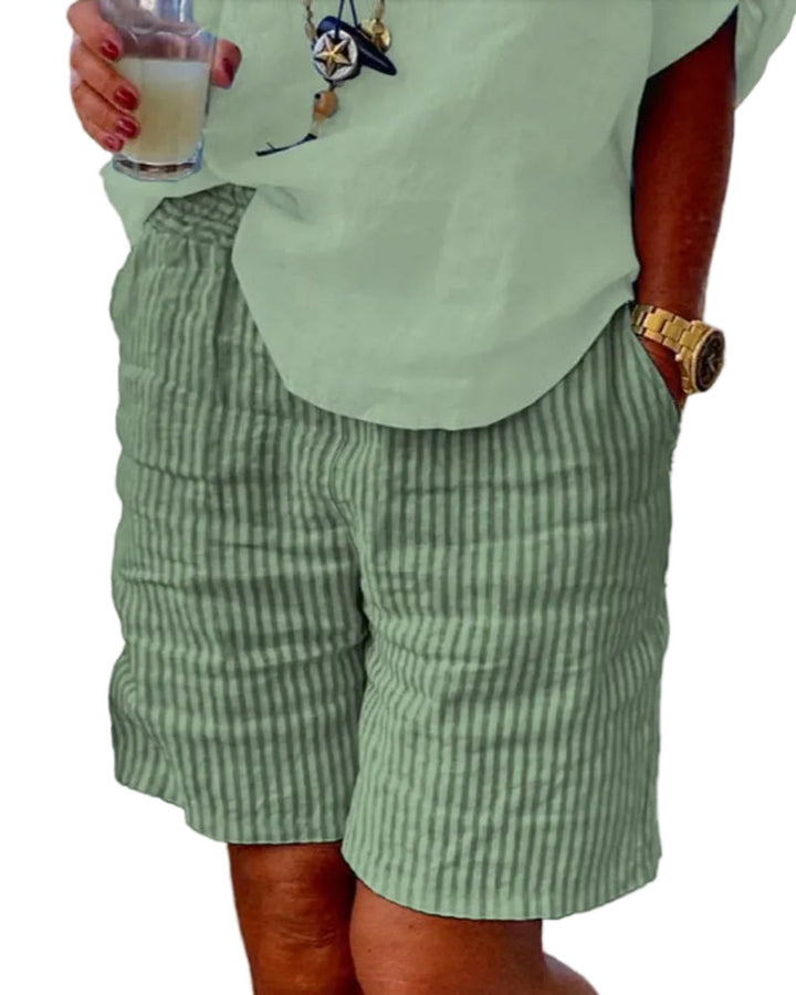 Stylische gestreifte Damen Shorts, locker geschnitten, ideal als Strandshorts oder für casual Sommer-Outfits. Modisch & bequem.