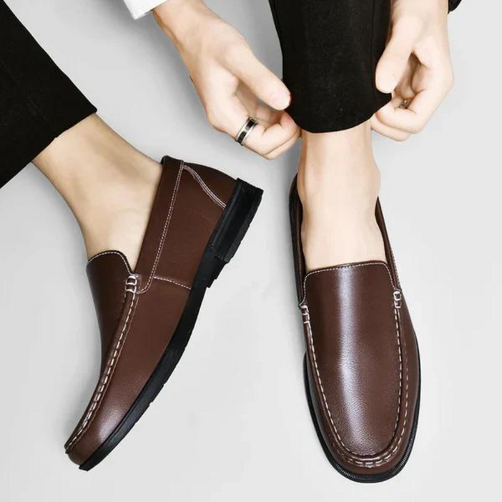 Robuste braune Herren Slipper aus Leder, italienischer Stil, bieten Komfort und Langlebigkeit.