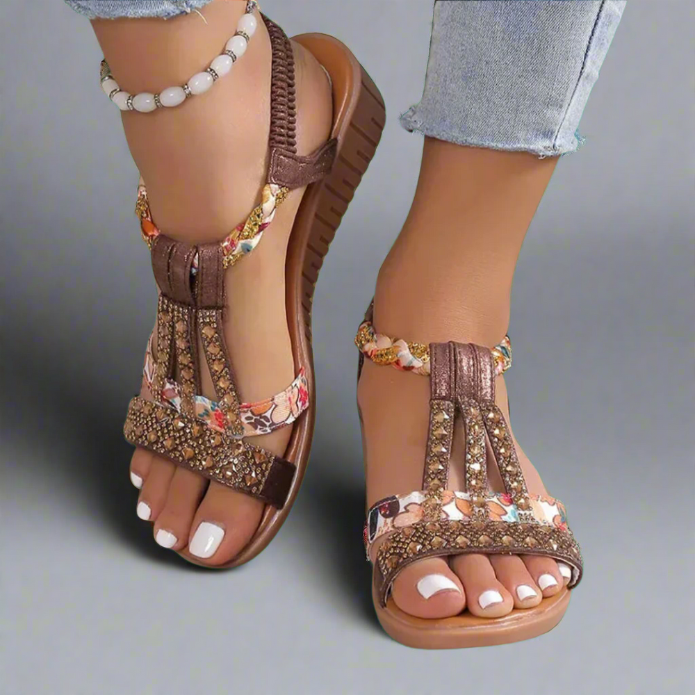 Komfortable flache Damen Boho Sandalen, elegant und perfekt für warme Sommertage und Urlaub.