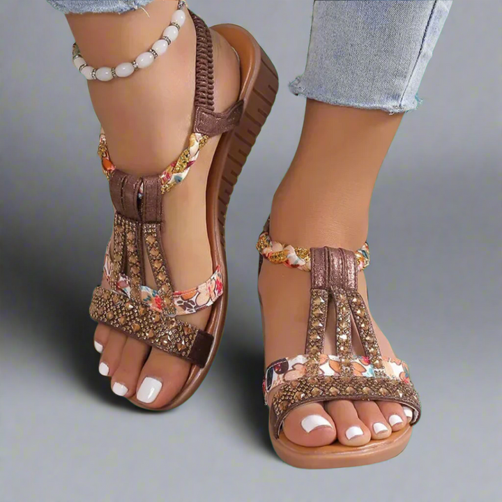 Komfortable flache Damen Boho Sandalen, elegant und perfekt für warme Sommertage und Urlaub.