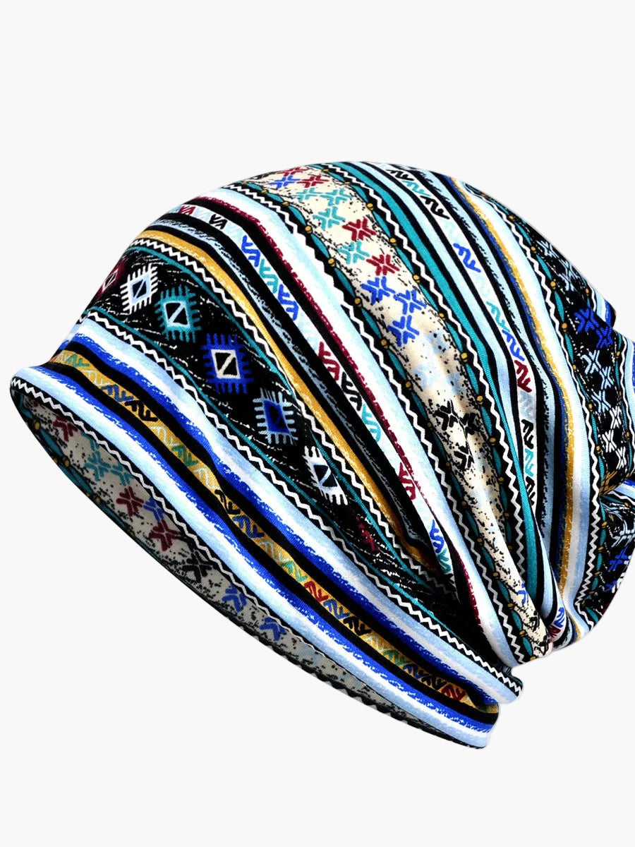 Eine Dame trägt eine bequeme Slouchy Beanie Mütze mit wunderschönem Blumenmuster im Frühling.