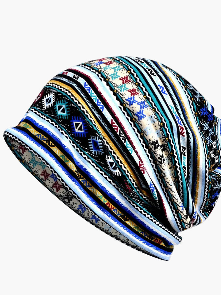 Eine Dame trägt eine bequeme Slouchy Beanie Mütze mit wunderschönem Blumenmuster im Frühling.