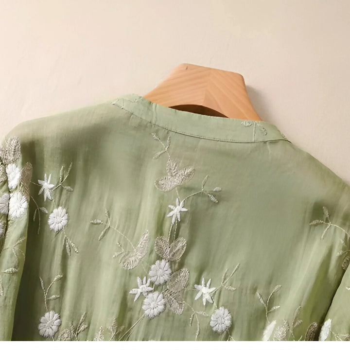 Elegante Damen Bluse, kurzarm mit zarter Blumenstickerei, bequem für Frühling/Sommer.