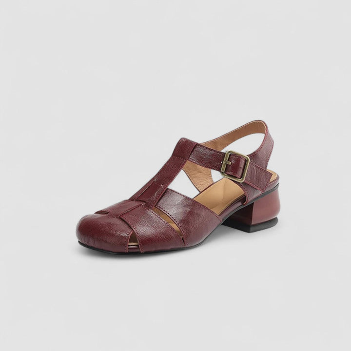 Elegante orthopädische Mary-Jane-Slipper am Fuß. Bequeme Damenschuhe für ganztägigen Komfort.