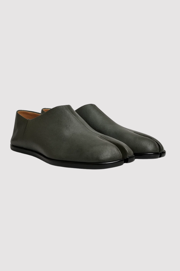 Nahaufnahme des einzigartigen Materials und der hochwertigen Verarbeitung der Herren Tabi Slipper.