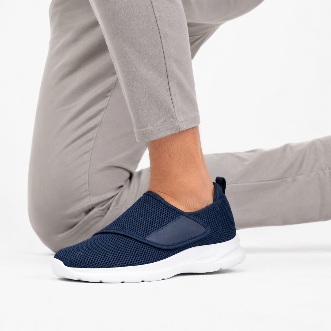Extra breiter Herren Komfortschuh, Slip-on Design. Verstellbarer Gehschuh für bequemen Halt.