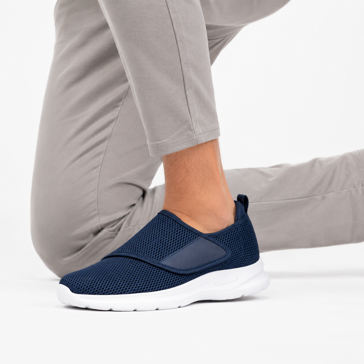 Extra breiter Herren Komfortschuh, Slip-on Design. Verstellbarer Gehschuh für bequemen Halt.
