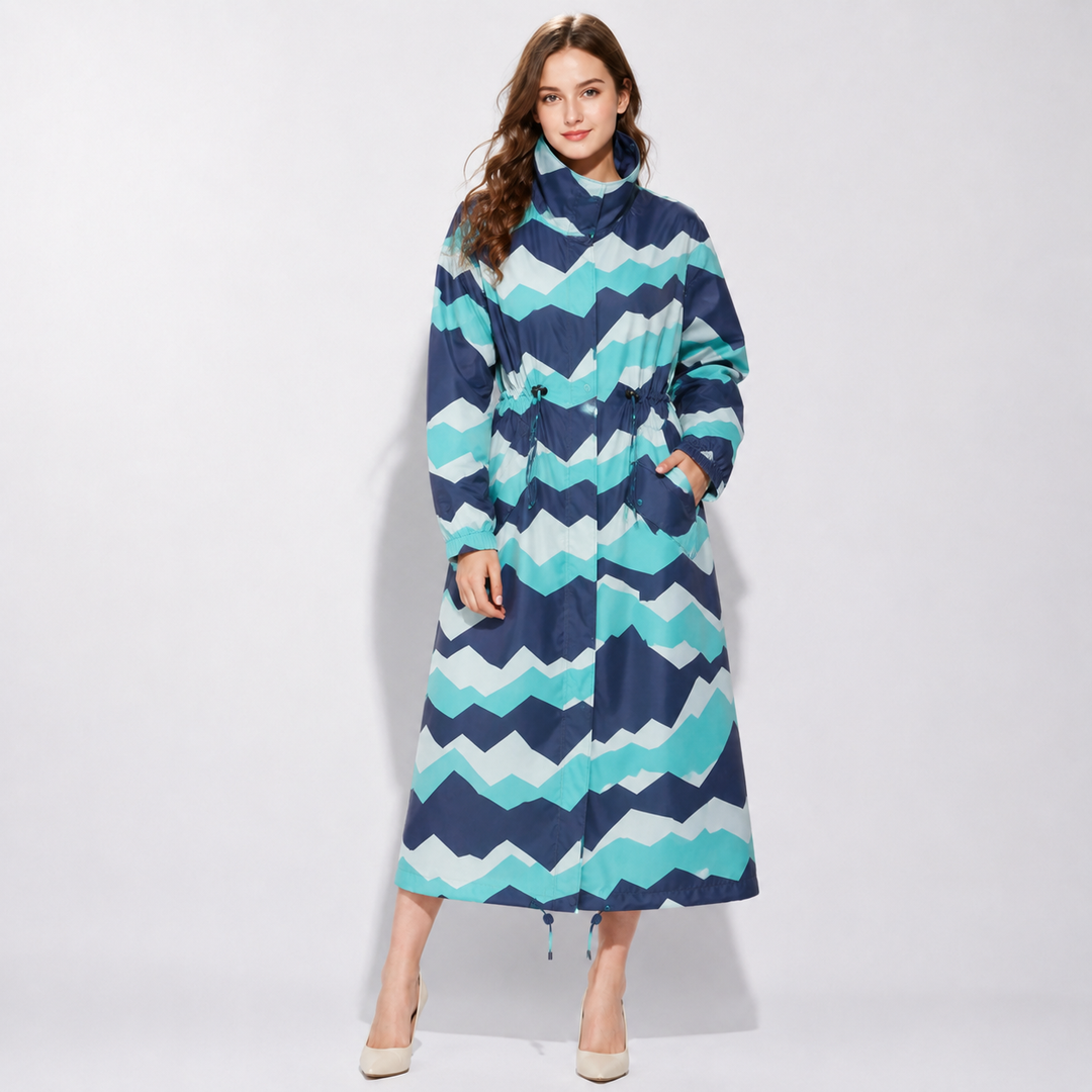 Eleganter Damen Regenmantel Rainora. Lange Passform für optimalen Regenschutz in der Stadt & Natur.