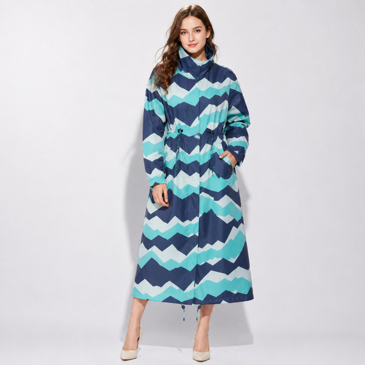 Eleganter Damen Regenmantel Rainora. Lange Passform für optimalen Regenschutz in der Stadt & Natur.