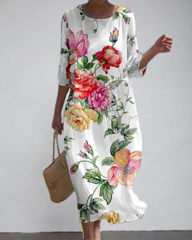 Rückansicht des eleganten Damen Blumenkleides mit fließendem Stoff und schönem Blumendruck. Perfektes Sommerkleid.