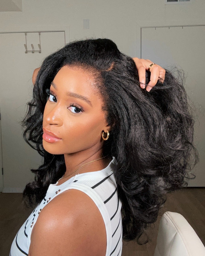 HD Lace Perücke schwarz für Frauen, langes Body Wave Haar und zarter Lockenrand.