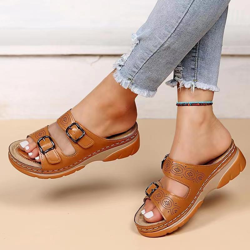 Seitliche Ansicht der Komfort-Sandalen mit stützendem Fußbett und verstellbaren Riemen, Damenschuhe.